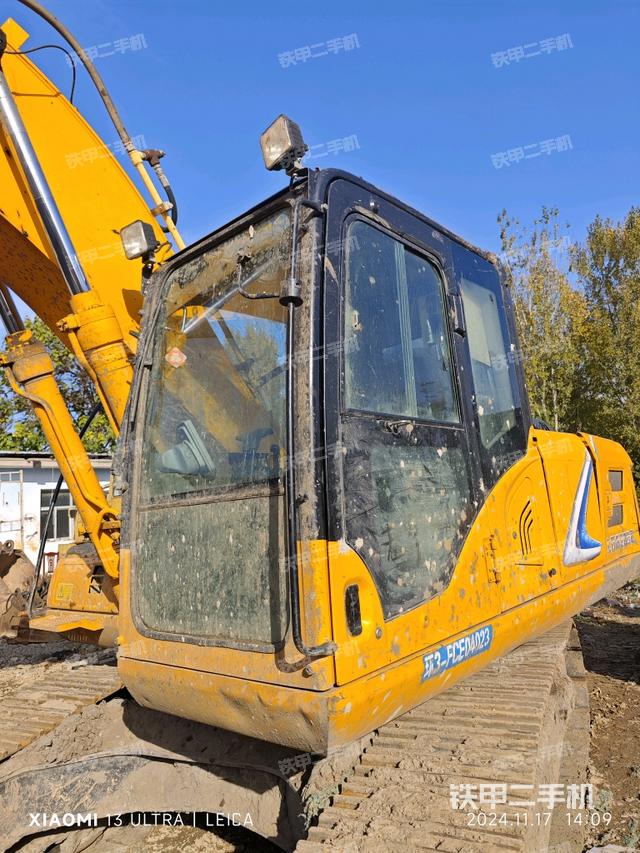 行走控制手柄和踏板?俯拍(駕駛室部分) 行走控制手柄和踏板?俯拍(駕駛室部分)