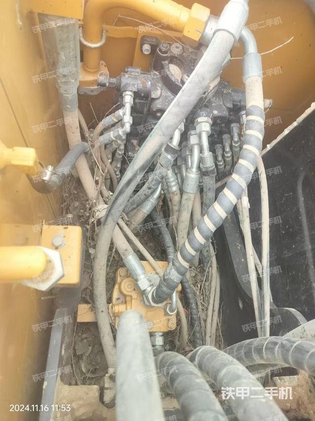 回轉(zhuǎn)馬達和主控閥(整機外觀) 回轉(zhuǎn)馬達和主控閥(整機外觀)