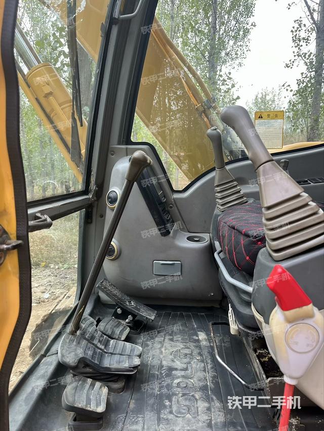 駕駛室頂部(整機(jī)外觀) 駕駛室頂部(整機(jī)外觀)