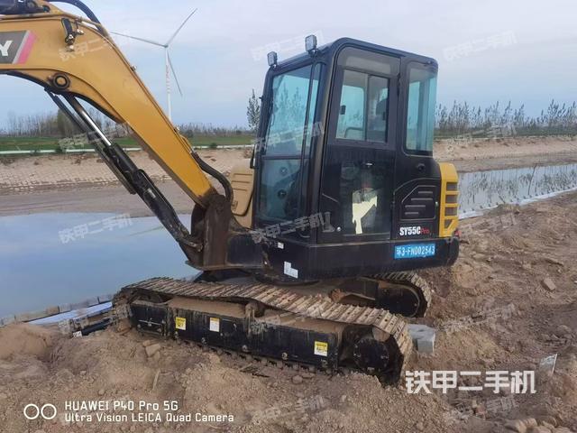 駕駛室頂部(整機(jī)外觀) 駕駛室頂部(整機(jī)外觀)