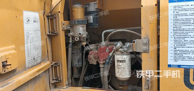 液壓泵艙室正面整體（整機外觀）