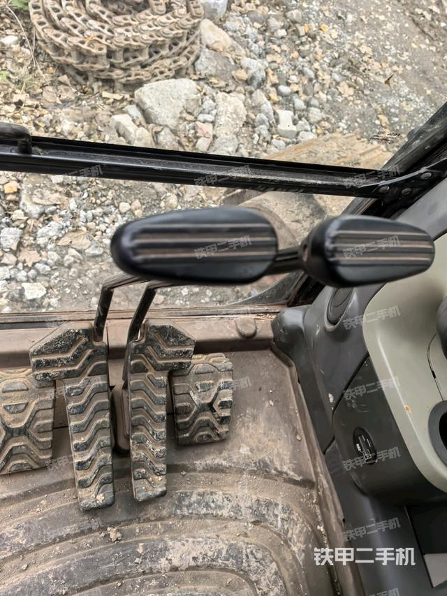 行走控制手柄和踏板?俯拍（駕駛室部分）