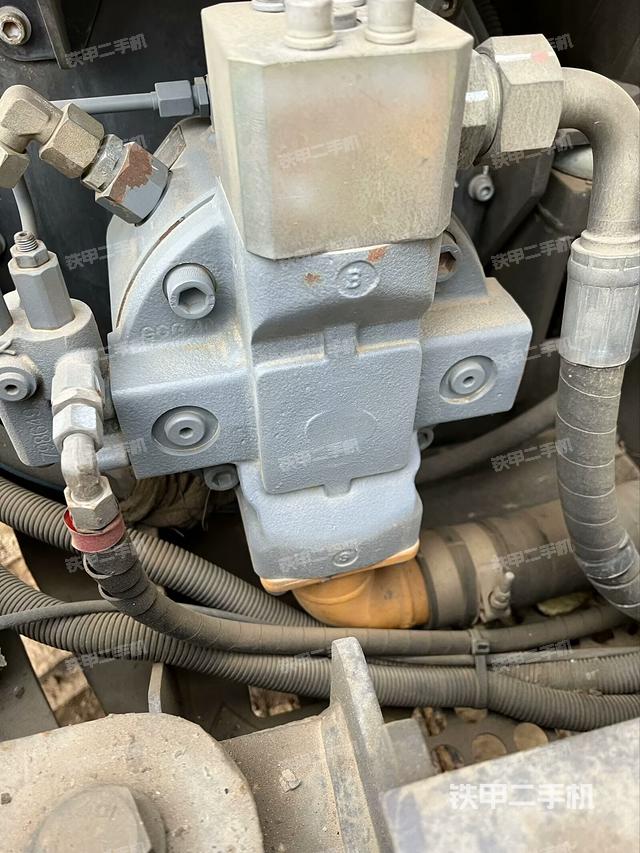 液壓泵艙室正面整體（整機(jī)外觀）