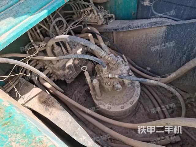 回轉(zhuǎn)馬達(dá)和主控閥(整機(jī)外觀) 回轉(zhuǎn)馬達(dá)和主控閥(整機(jī)外觀)