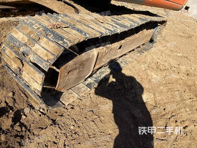 單側(cè)履帶整體(整機(jī)外觀) 單側(cè)履帶整體(整機(jī)外觀)