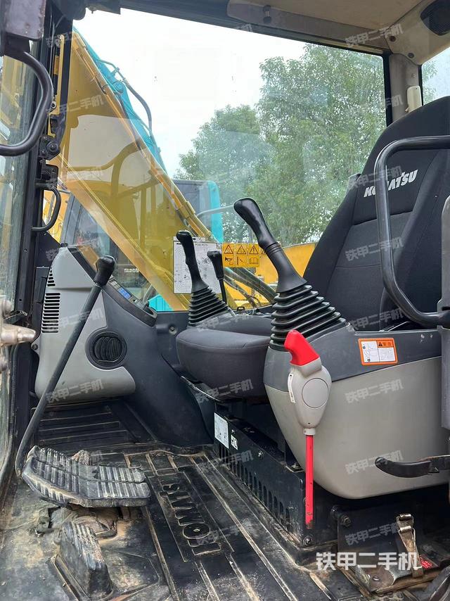 駕駛室整體(整機(jī)外觀) 駕駛室整體(整機(jī)外觀)