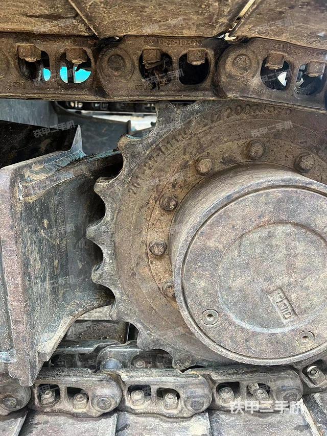 單側(cè)履帶整體(整機(jī)外觀) 單側(cè)履帶整體(整機(jī)外觀)