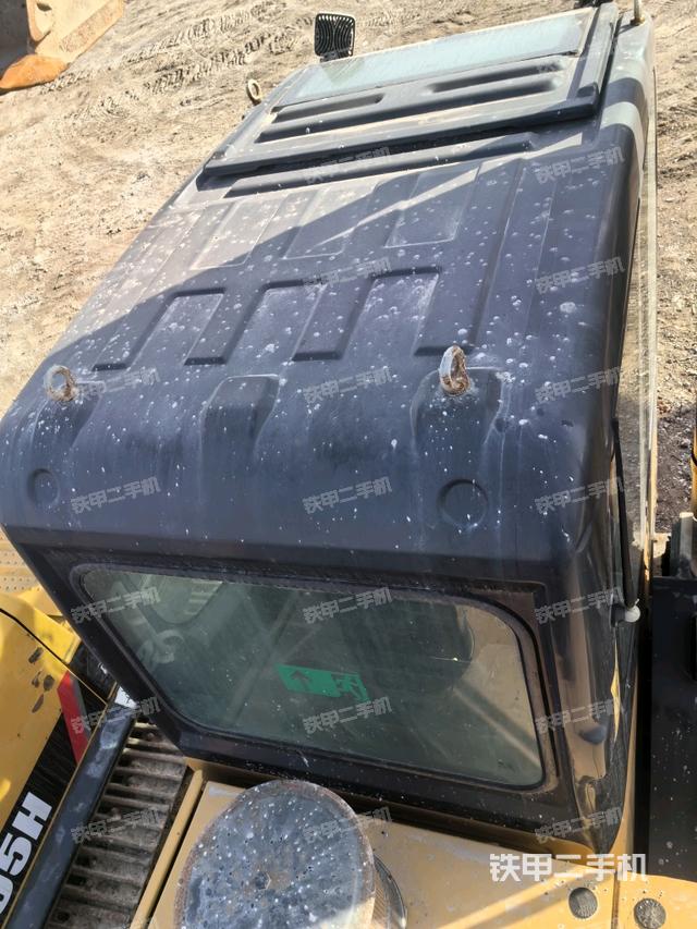 駕駛室頂部(整機(jī)外觀) 駕駛室頂部(整機(jī)外觀)