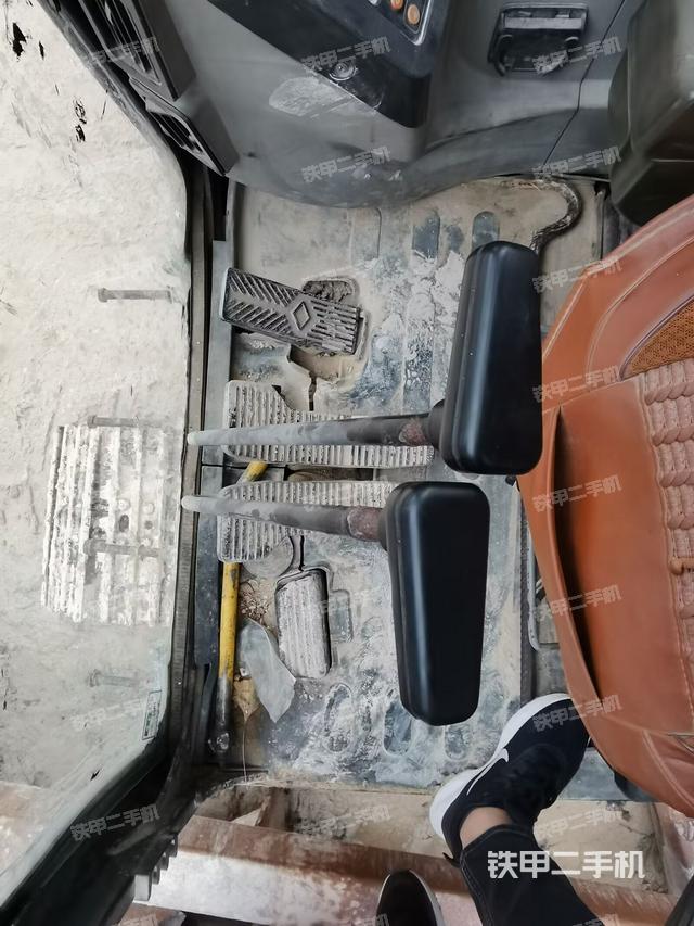 行走控制手柄和踏板?俯拍（駕駛室部分）