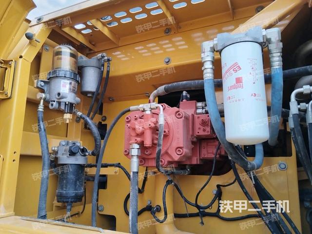 液壓泵艙室正面整體（整機外觀）