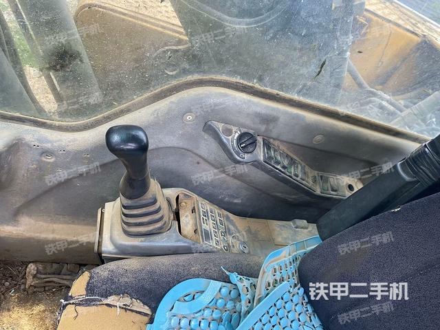 座椅右側(cè)控制臺(tái)/鑰匙門/油門/含右手柄（駕駛室部分）