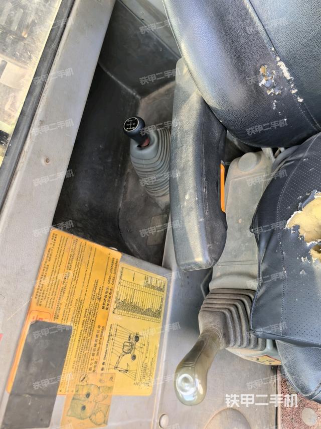 座椅右側(cè)控制臺(tái)/鑰匙門/油門/含右手柄（駕駛室部分）