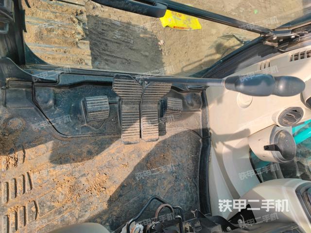 行走控制手柄和踏板?俯拍（駕駛室部分）