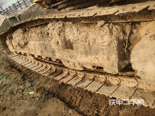 單側(cè)履帶整體(整機(jī)外觀) 單側(cè)履帶整體(整機(jī)外觀)