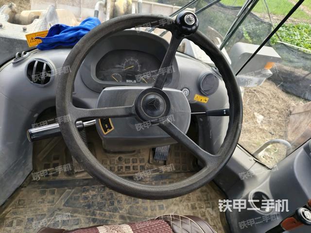 駕駛室工作臺(tái)(整機(jī)外觀及大件) 駕駛室工作臺(tái)(整機(jī)外觀及大件)