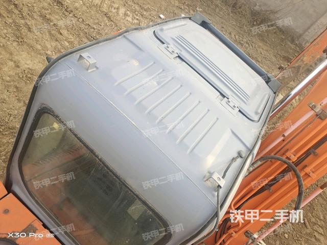 駕駛室頂部(整機(jī)外觀) 駕駛室頂部(整機(jī)外觀)