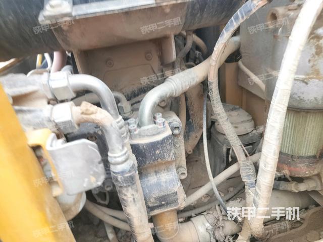 液壓泵艙室正面整體(整機外觀) 液壓泵艙室正面整體(整機外觀)