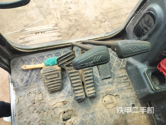 行走控制手柄和踏板?俯拍（駕駛室部分）