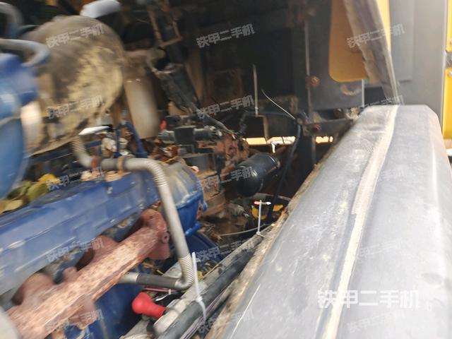 發(fā)動機艙液壓泵全景（壓路機發(fā)動機艙）