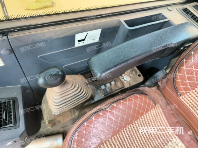 座椅右側(cè)控制臺/鑰匙門/油門/含右手柄（駕駛室部分）