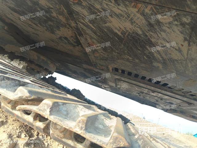 駕駛室頂部(整機(jī)外觀) 駕駛室頂部(整機(jī)外觀)