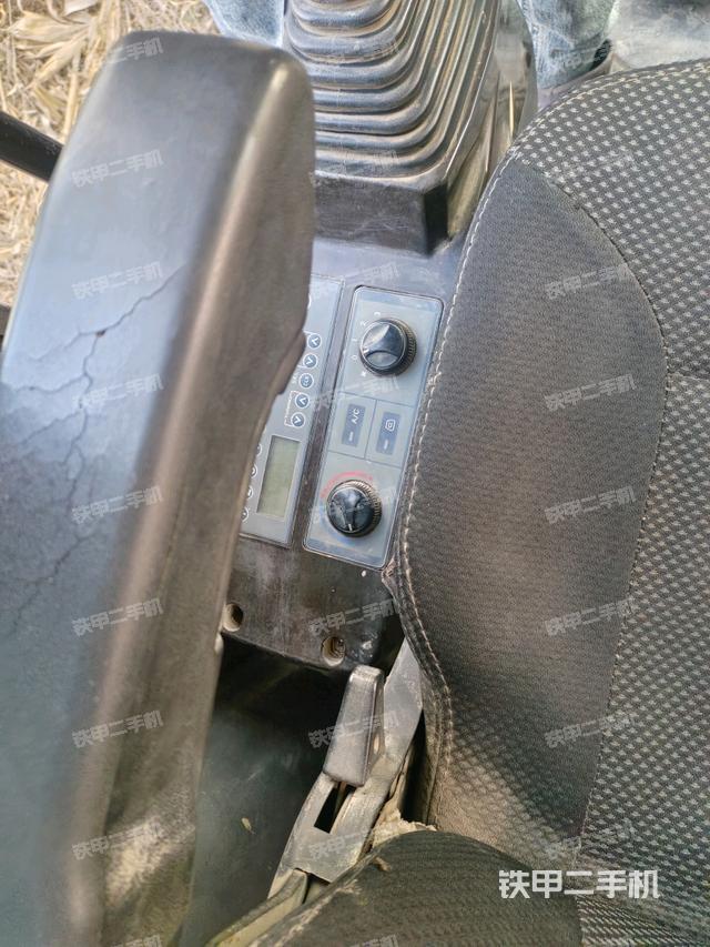 座椅右側(cè)控制臺(tái)/鑰匙門(mén)/油門(mén)/含右手柄（駕駛室部分）