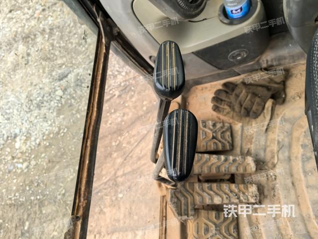 行走控制手柄和踏板?俯拍（駕駛室部分）