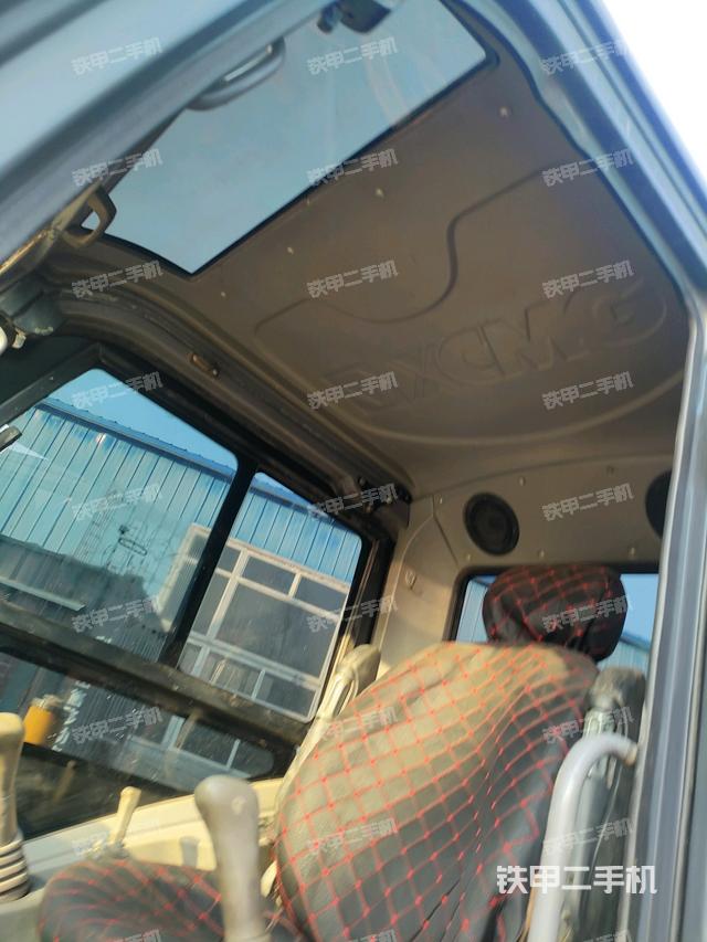 駕駛室頂部(整機(jī)外觀) 駕駛室頂部(整機(jī)外觀)
