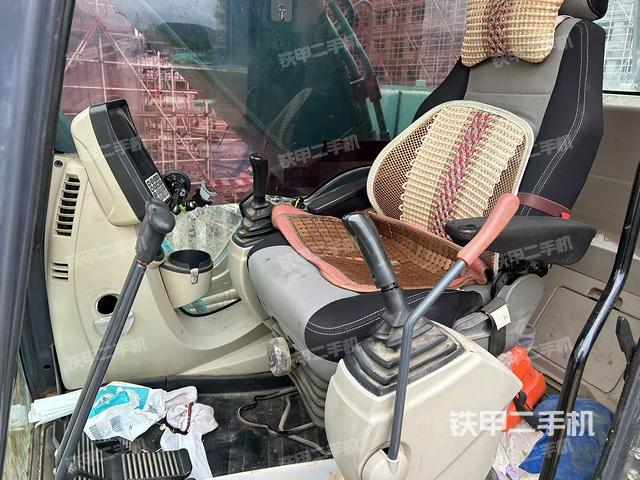 駕駛室整體(整機(jī)外觀) 駕駛室整體(整機(jī)外觀)