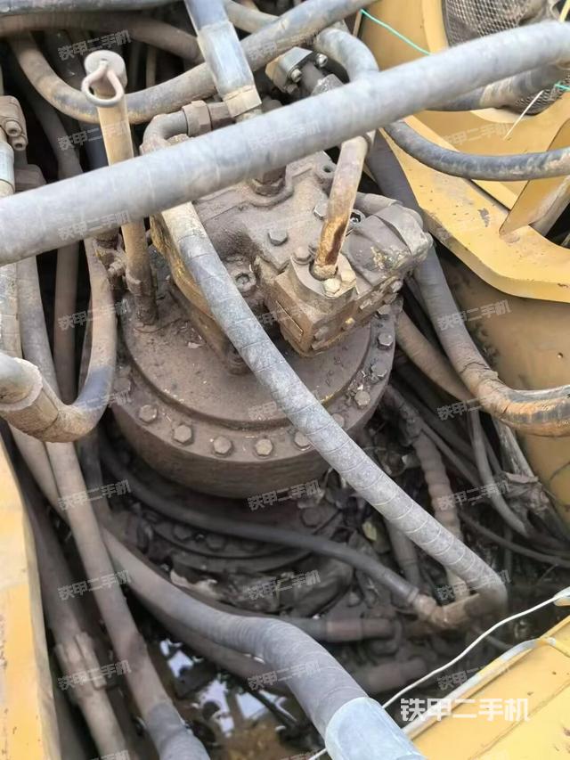 回轉(zhuǎn)馬達(dá)和主控閥（整機(jī)外觀）