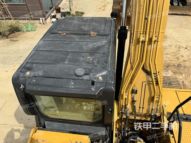 駕駛室頂部(整機(jī)外觀) 駕駛室頂部(整機(jī)外觀)