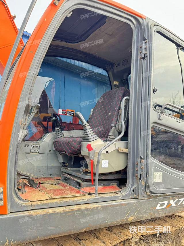 駕駛室整體(整機(jī)外觀) 駕駛室整體(整機(jī)外觀)