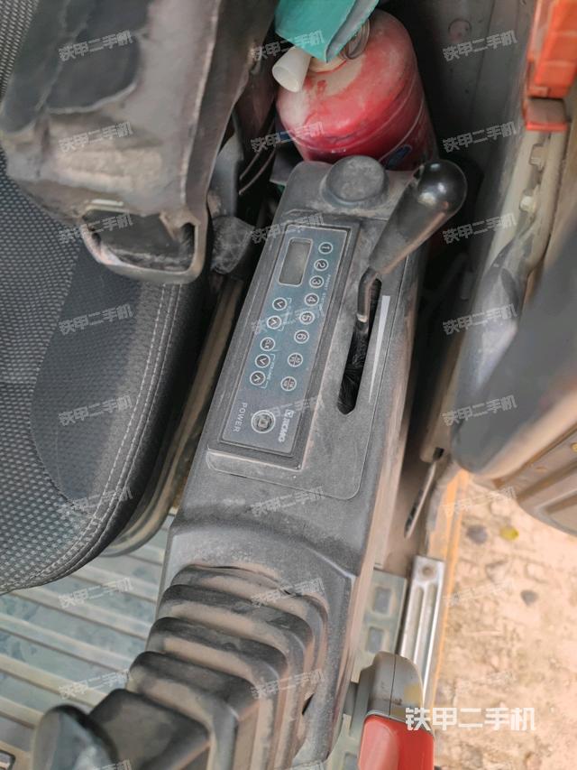 座椅右側(cè)控制臺(tái)/鑰匙門(mén)/油門(mén)/含右手柄（駕駛室部分）