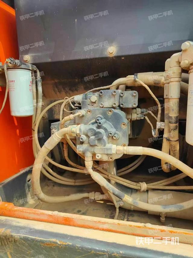 液壓泵艙室正面整體（整機外觀）