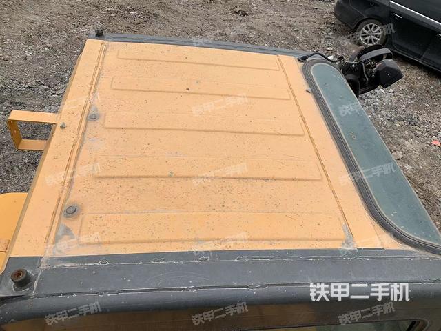 駕駛室頂部(整機(jī)外觀) 駕駛室頂部(整機(jī)外觀)