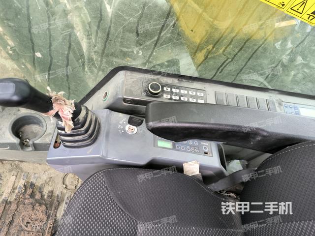 座椅右側(cè)控制臺/鑰匙門/油門/含右手柄(駕駛室部分) 座椅右側(cè)控制臺/鑰匙門/油門/含右手柄(駕駛室部分)