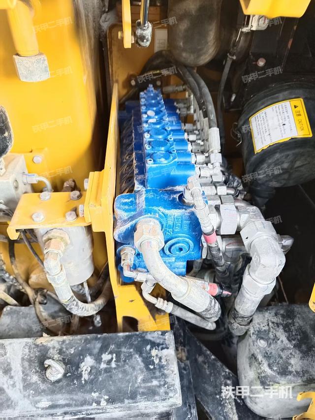 回轉(zhuǎn)馬達(dá)和主控閥(整機(jī)外觀) 回轉(zhuǎn)馬達(dá)和主控閥(整機(jī)外觀)