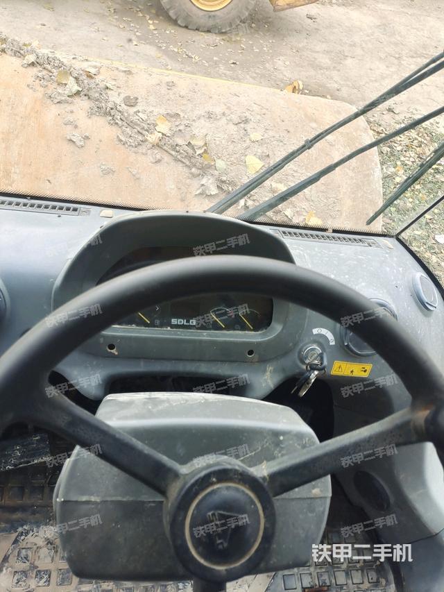 駕駛室側(cè)向上照全景（壓路機駕駛室）