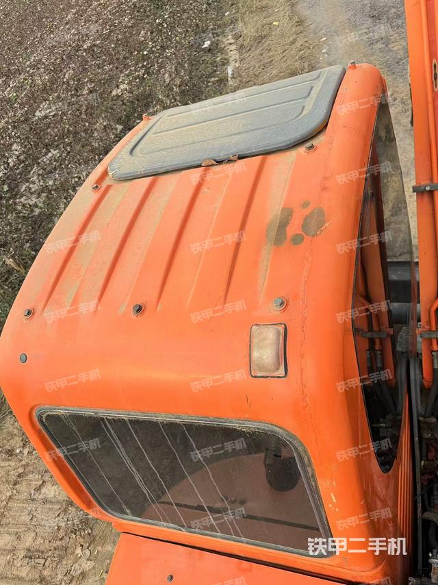 駕駛室頂部(整機(jī)外觀) 駕駛室頂部(整機(jī)外觀)