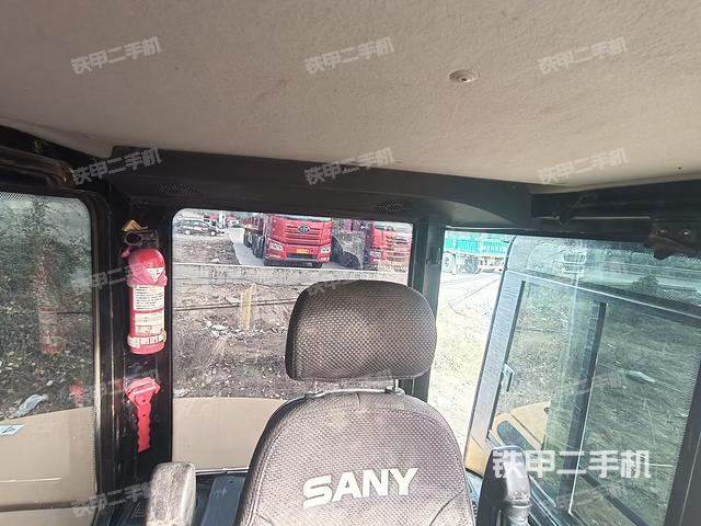 駕駛室頂部(整機(jī)外觀) 駕駛室頂部(整機(jī)外觀)