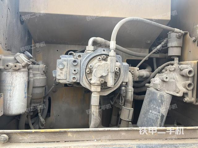 液压泵舱室正面整体（整机外观）