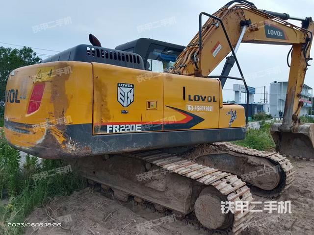 駕駛室整體(整機(jī)外觀) 駕駛室整體(整機(jī)外觀)