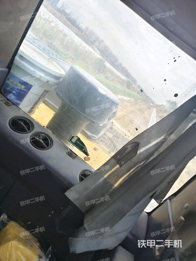 行走控制手柄和踏板?俯拍(駕駛室部分) 行走控制手柄和踏板?俯拍(駕駛室部分)
