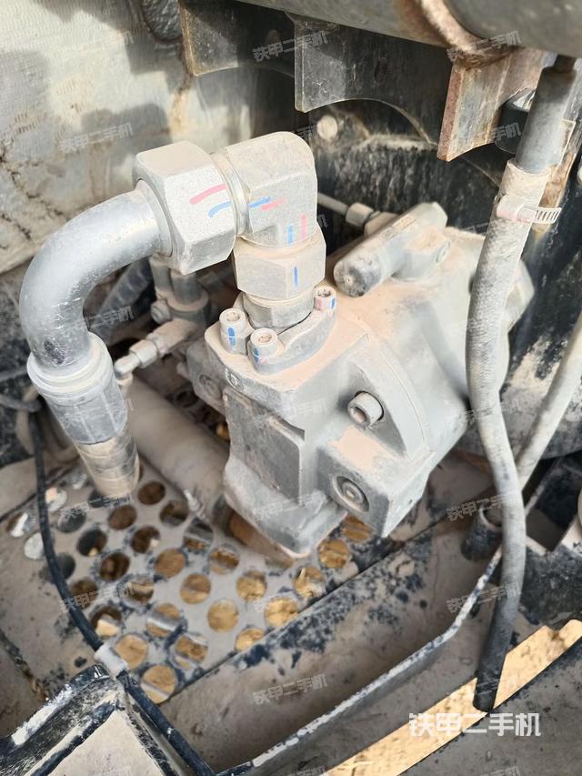 液壓泵艙室正面整體(整機(jī)外觀) 液壓泵艙室正面整體(整機(jī)外觀)