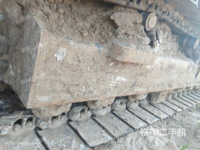 單側(cè)履帶整體(整機(jī)外觀) 單側(cè)履帶整體(整機(jī)外觀)