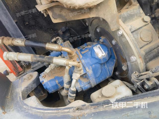 液壓泵艙室正面整體（整機外觀）