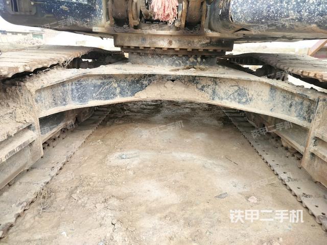 轉(zhuǎn)盤(pán)和下車(chē)架正前（工作和回轉(zhuǎn)裝置）