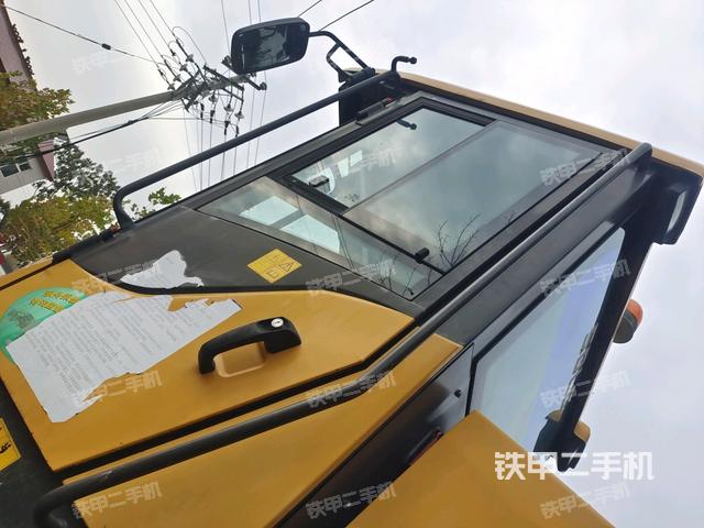 右側(cè)正面照（壓路機駕駛室）