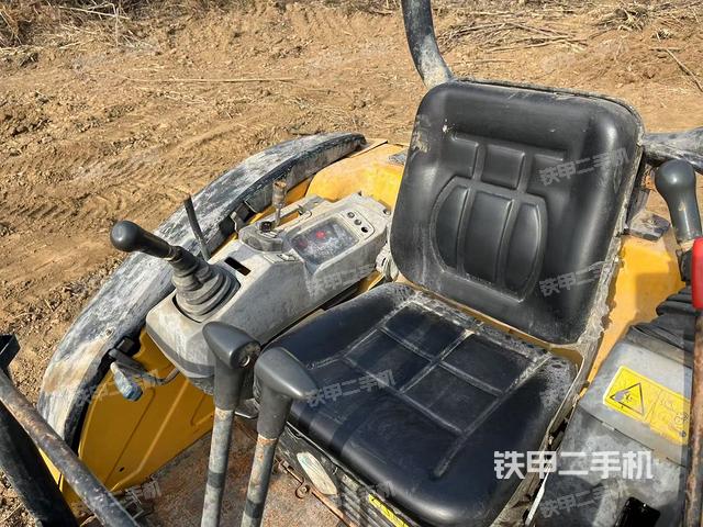 駕駛室整體(整機(jī)外觀) 駕駛室整體(整機(jī)外觀)