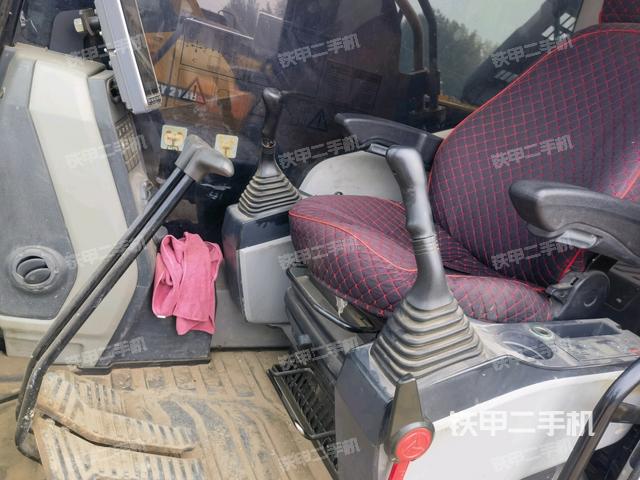 駕駛室整體(整機(jī)外觀) 駕駛室整體(整機(jī)外觀)